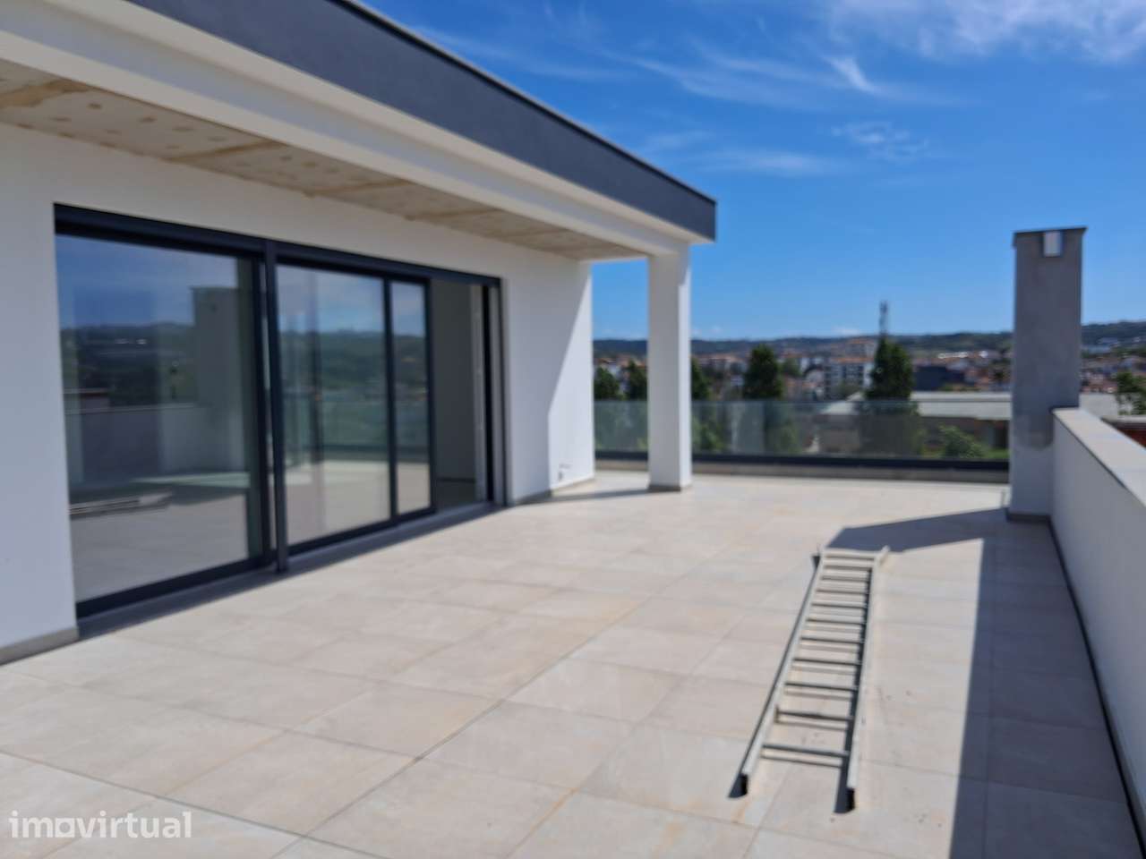 Apartamento T4- Penthouse, no centro da Lourinhã com garagem e terraço - Grande imagem: 3/9