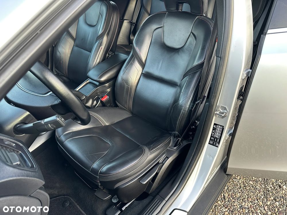 Volvo V40 Cross Country D2 Drive-E Ocean Race - 11