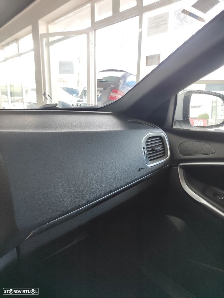 Volvo V40 2.0 D3 R-Design - 36