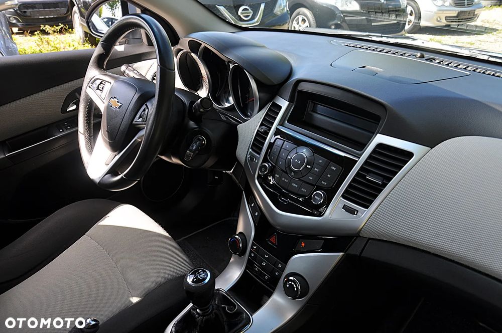 Chevrolet Cruze 1.6 LS+ - 23