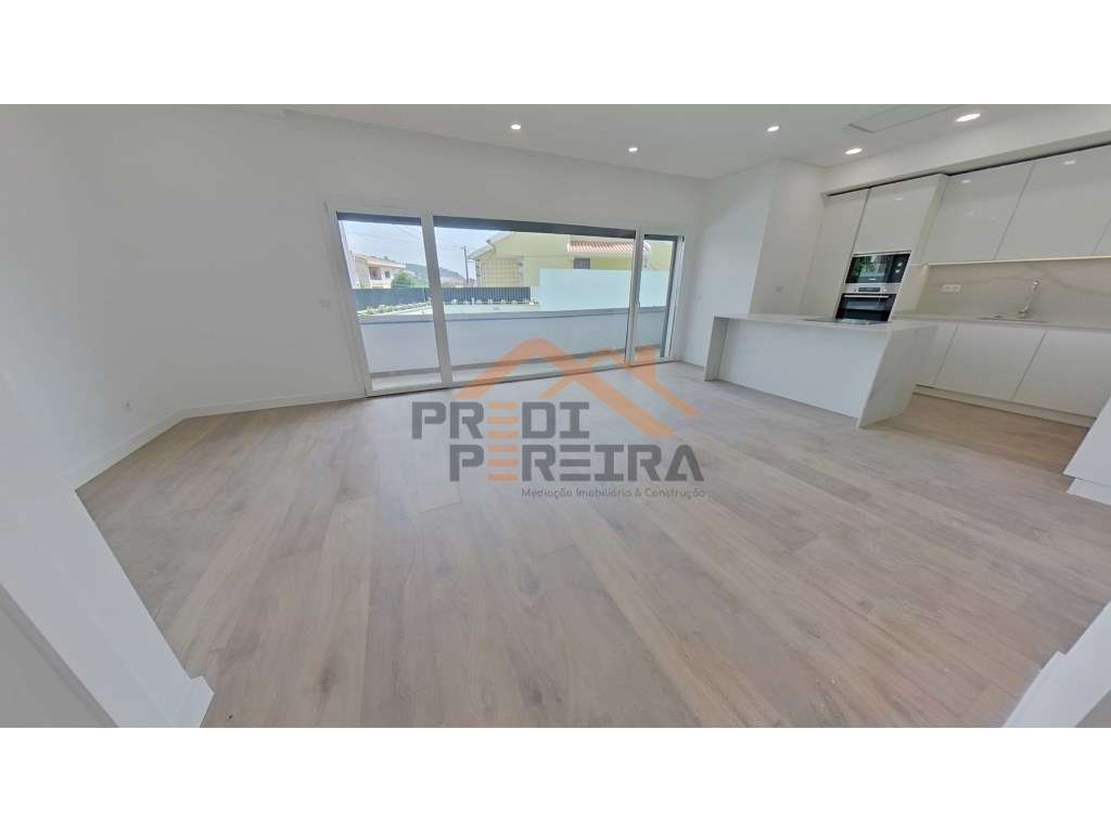 Situado no centro de Caneças, magnífico apartamento T3 com terraço ... - Grande imagem: 2/43