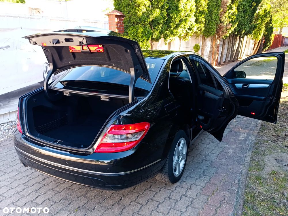 Mercedes-Benz Klasa C 180 CGI Automatik BlueEFFICIENCY Avantgarde - 17