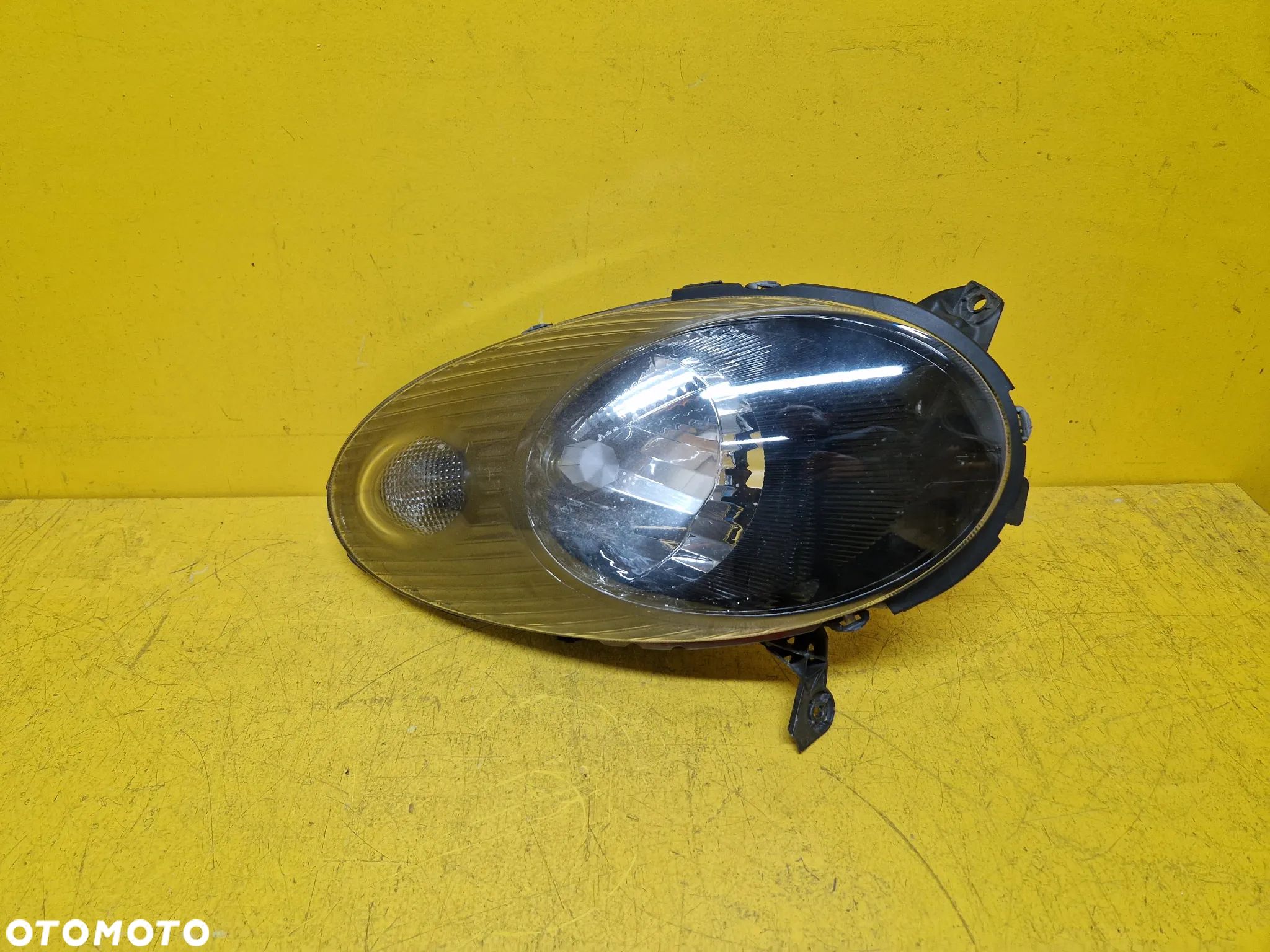 NISSAN MICRA K12 III LAMPA PRZOD 26010-BC505 - 1
