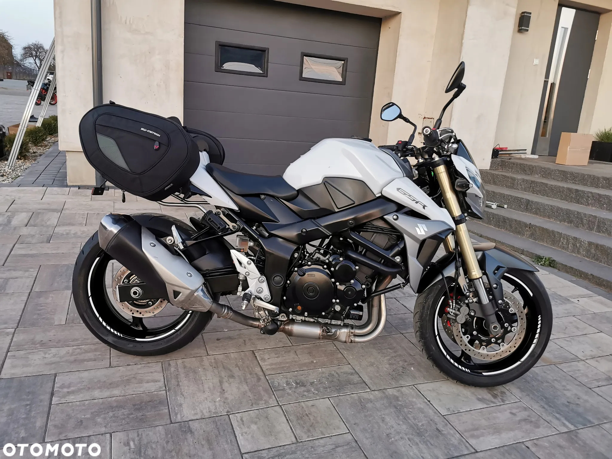 Suzuki GSR - 2