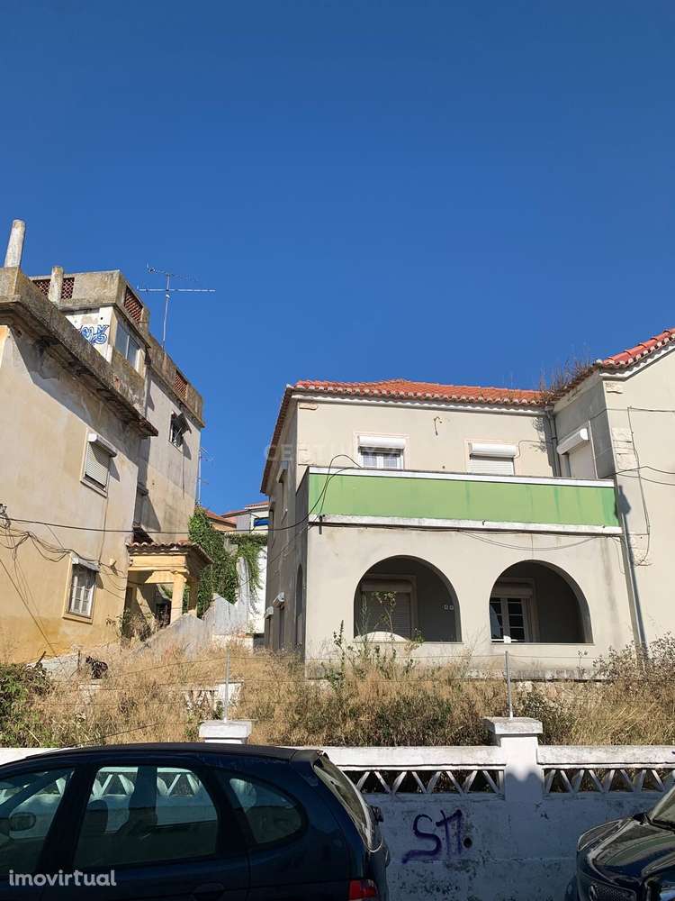 Venda de Moradia Bi-Familiar Devoluta em  Almada com Logradouro e Anex - Grande imagem: 2/8