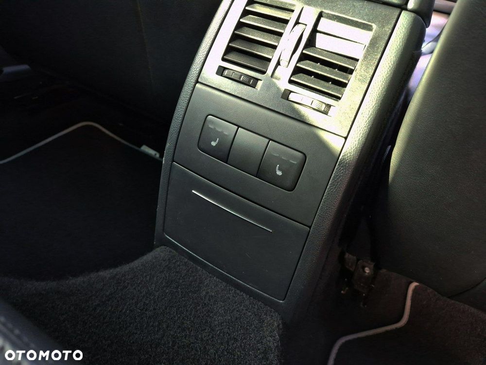 Skoda Octavia Combi 2.0 TDI CR DPF DSG RS - 24