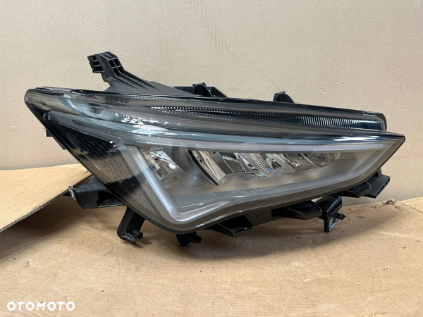 Lampa prawa przednia SEAT CUPRA BORN