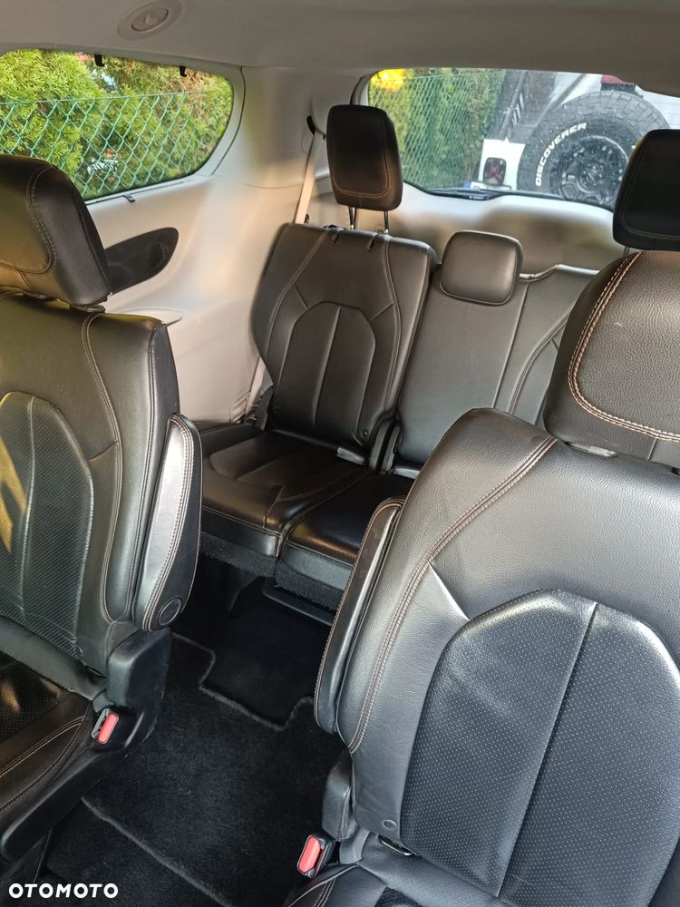 Chrysler Pacifica - 16