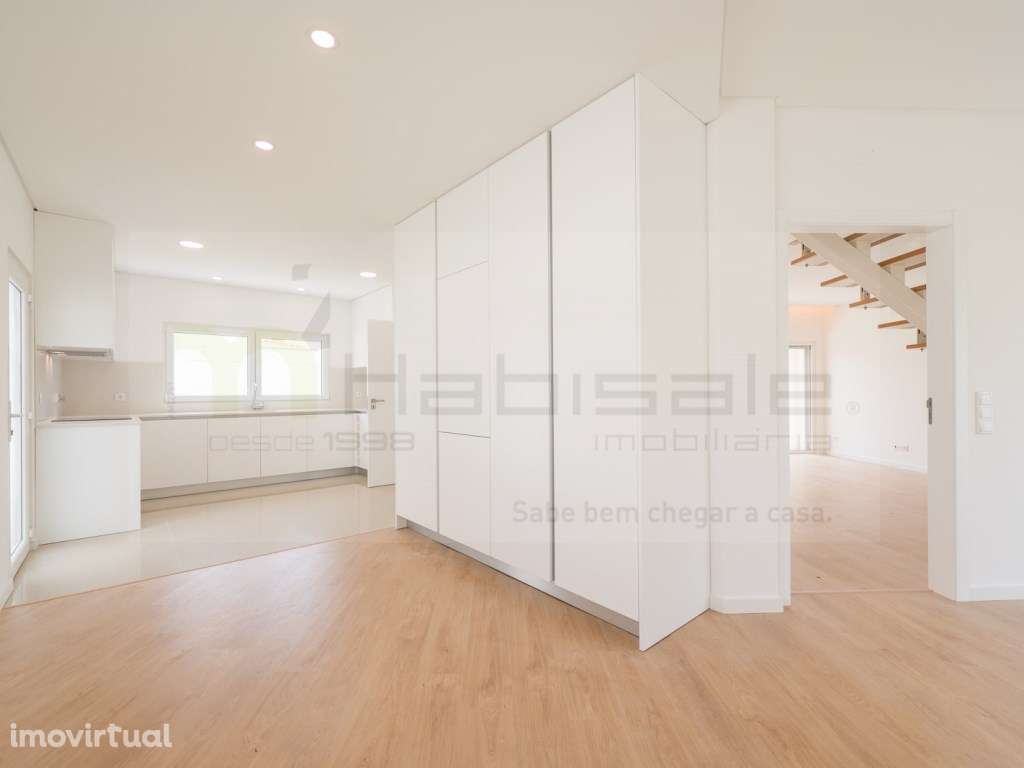 Moradia T3 Isolada NOVA em São Domingos de Rana - Grande imagem: 3/46