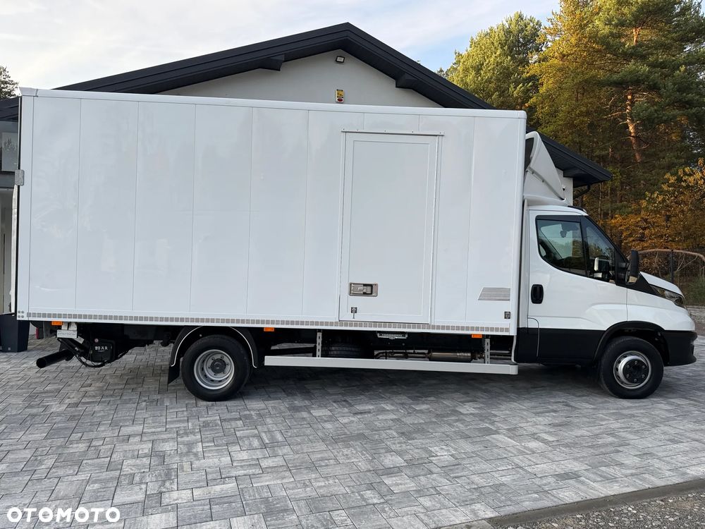 Iveco 72C18 Kontener + Winda BAR 1T / Kontener 5.35m x 2.24m x 2.3m / Bogate wyposażenie / UDT do 05.2028 / Salon PL / Zadbany od 1wł / Rozstaw osi 4.75m / FV23% - 11