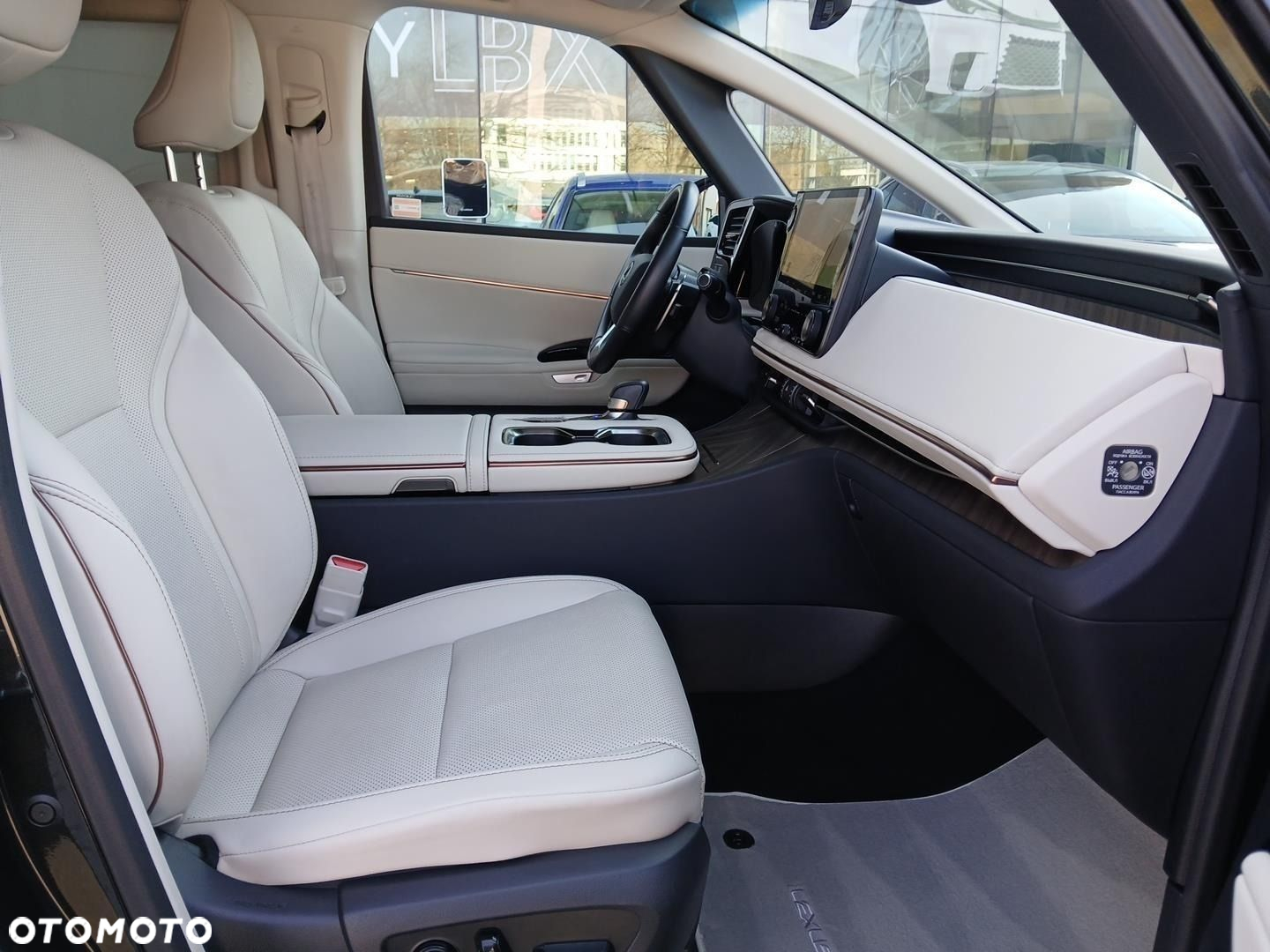 Lexus LM - 9