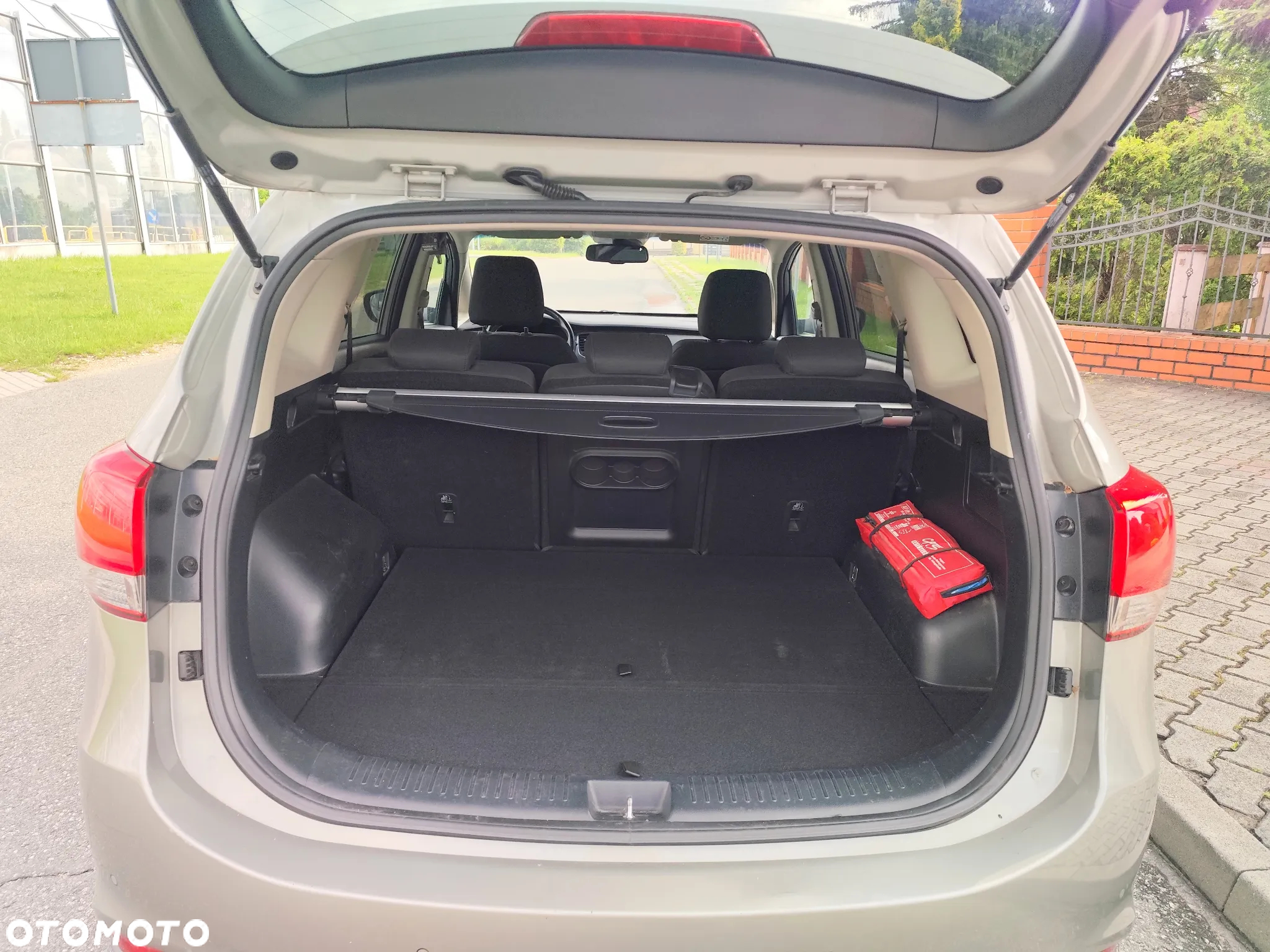 Kia Carens 1.6 GDI Dream Team Edition - 10