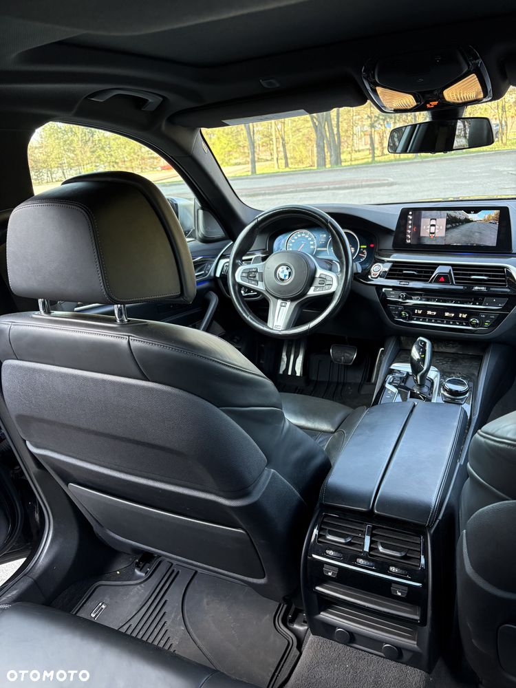 BMW Seria 5 M550i xDrive sport - 10