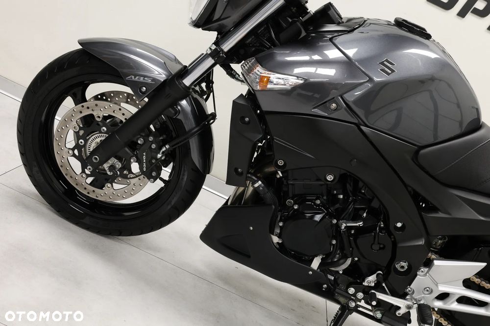 Suzuki GSR - 25