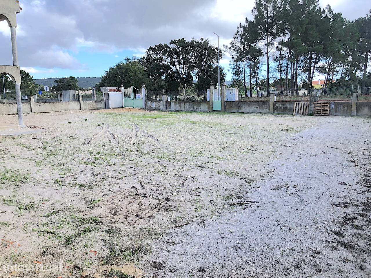 Terreno com 650m² e casa de 160m² para renovar em Azeitao - Grande imagem: 5/11