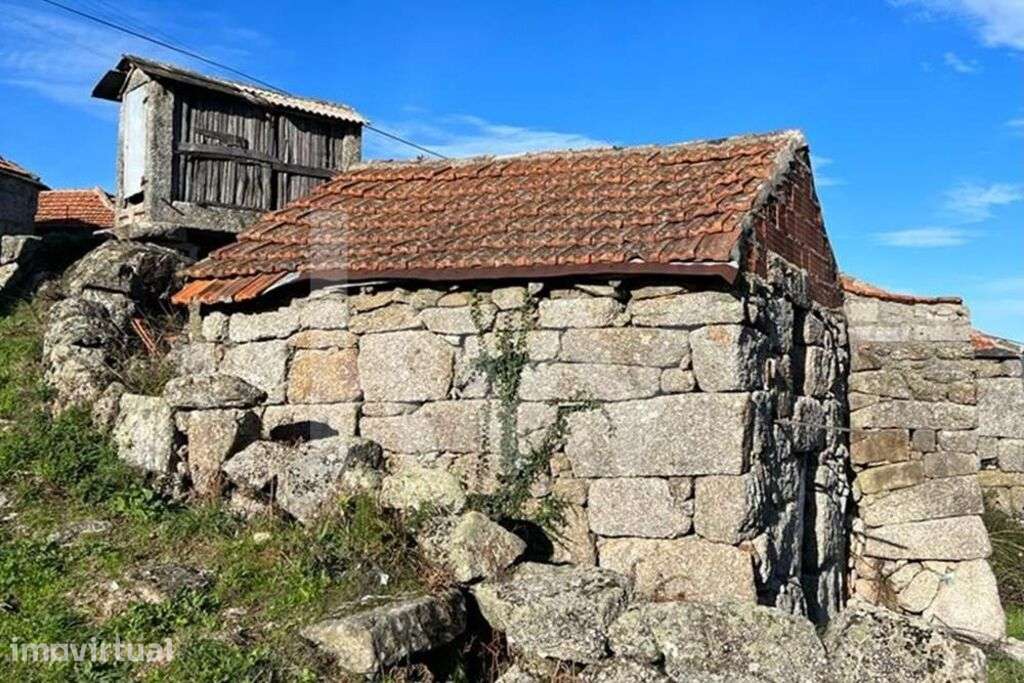 3 Casas para recuperar em Aldeia Preservada de Carvalho de Rei na Serr - Grande imagem: 5/17