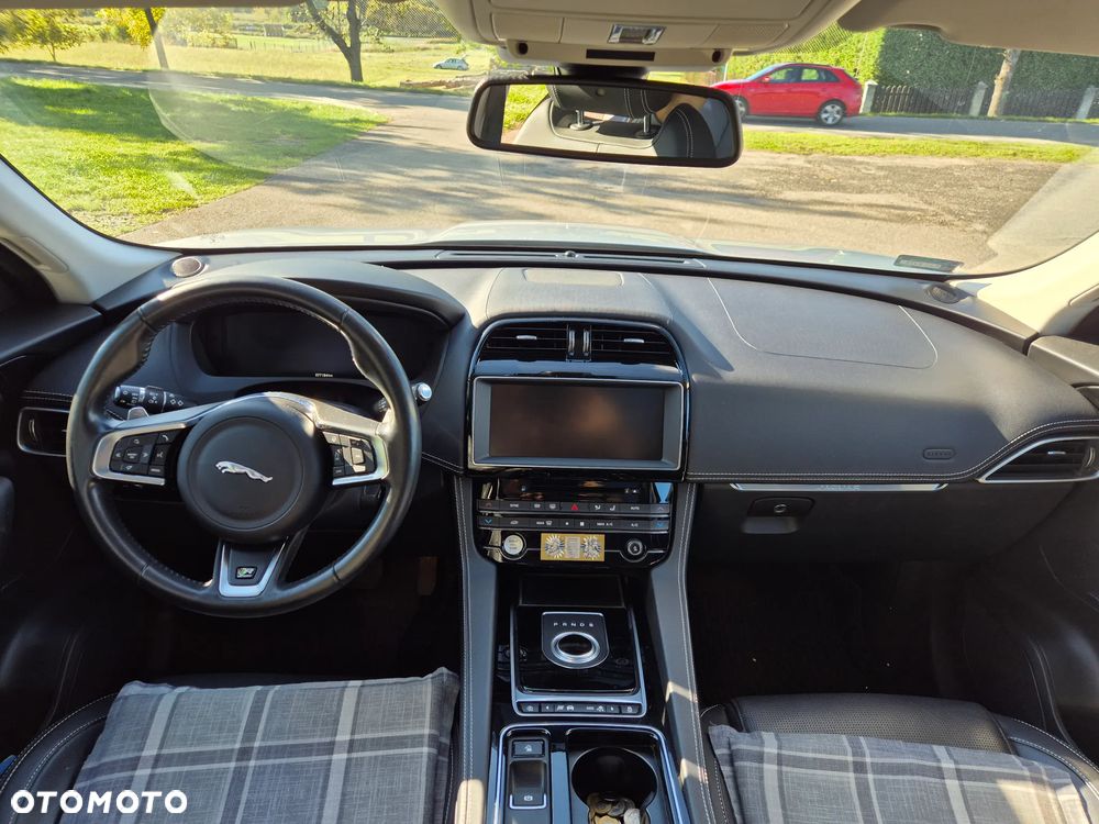 Jaguar F-Pace 2.0 i4D AWD R-Sport - 11
