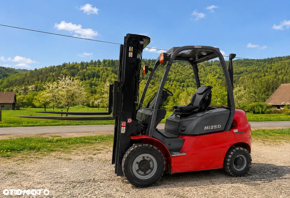Manitou MI25D Wózek Widłowy 2,5 tony. Posuw Hydrauliczny. Maszt triplex. Wolny skok! Wysokość Podnoszenia 5 metrów. Jak nowy z Salonu. Pochodzi z Norweskiego Gospodarstwa! Aktualne przeglądy DEKRA i serwisy! Opony jak Nowe. Silnik Yanmar. Małe gabarety bardzo zwrotna maszyna! Zero luzów wycieków i zniszczeń. OKAZJA. Pełny ORYGINAŁ! Rok Prod. 2014. Niski przebieg 3300mtg - 33