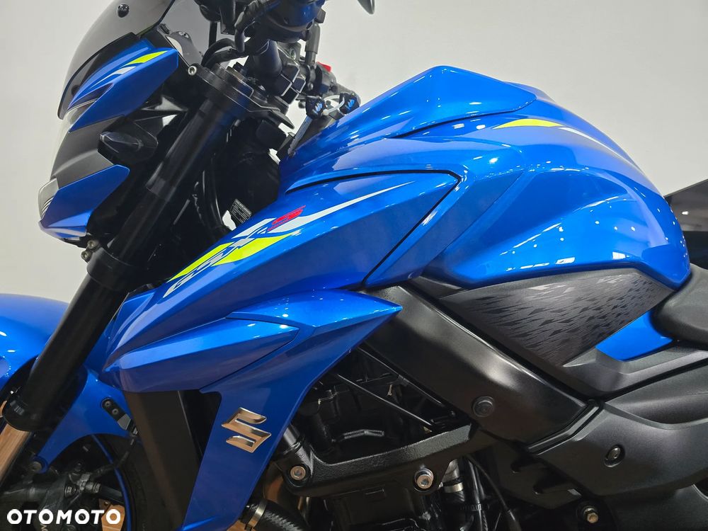 Suzuki GSX - 13