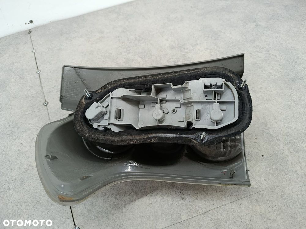 LAMPA TYLNA PRAWA TOYOTA COROLLA VERSO II 81550-0F080 - 8