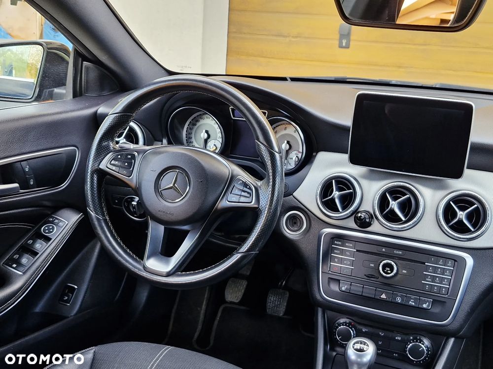 Mercedes-Benz CLA 180 Urban - 14