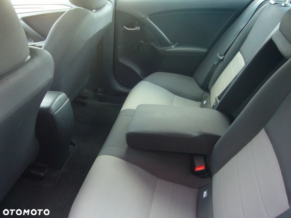 Toyota Avensis 1.8 Active - 11