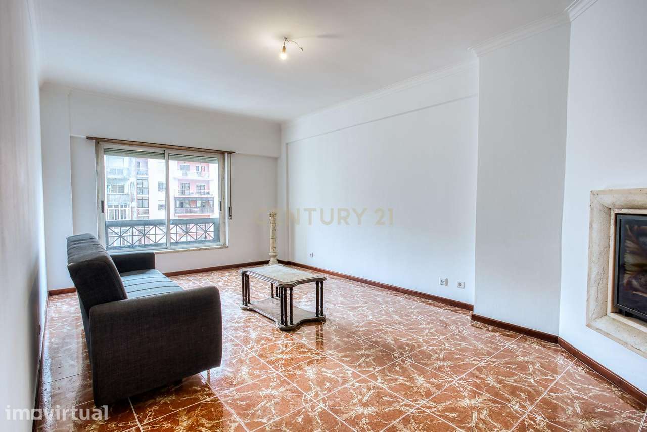 Apartamento T2 com arrecadação e elevador na Tapada das Mercês – Mem M - Grande imagem: 4/20