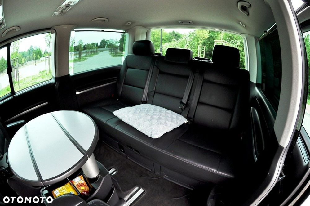 Volkswagen Multivan - 11