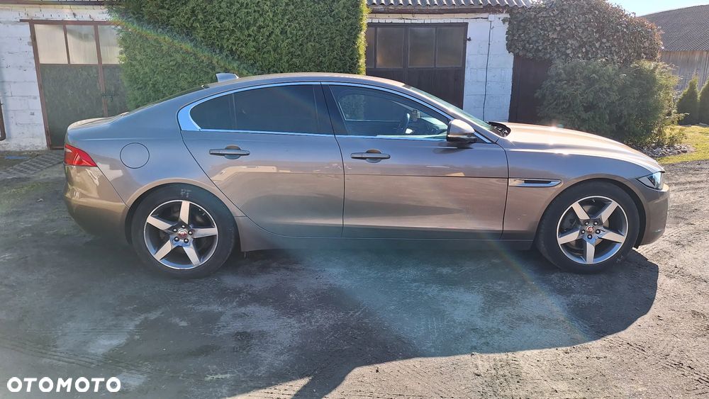 Jaguar XE 2.0 D Prestige - 4