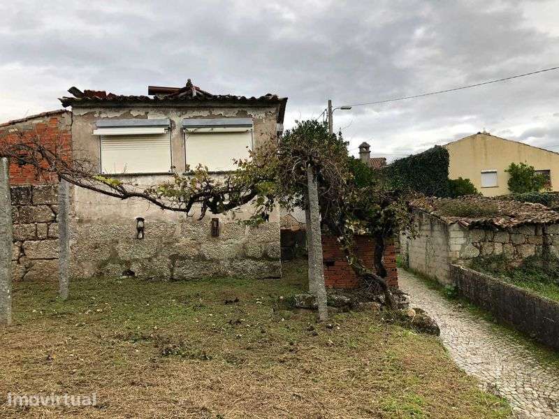 Casa rústica de aldeia com terreno, para reconstrução/remodelação. - Grande imagem: 3/12