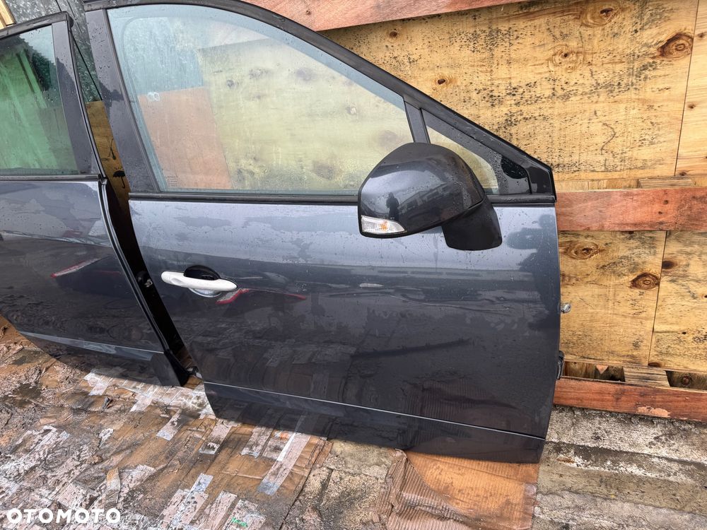 Renault grand scenic 3  grandscenic TEB66  / EA3 / Jz1V / TLALLE / SZHR / SAN513 // D22240 drzwi prawe lewe przednie tylne tył przód kompletny przód grand Scenic 3 szary ciemny drzwi prawe lewe lusterko składane zderzak tył tylni klapa bagażnika klapa tył lampy tył tylnie prawa lewa belka tylnia Podszybie kompletne osłoną słupka prawa lewa zawiasy maski prawy lewy wąż węże klimy podstawa akumulatora zbiorniczek spryskiwaczy filtr powietrza belka dolna przednia na dole zbiorniczek płynu chłodzącego  Lampa prawa lewa bixenon xenon 08120 /260100027r / 89902929  błotnik przód przedni prawy lewy maska pas przedni benzyna tce 130 benzyna zderzak przód przedni pdc 4 czujniki spryski Zenona komplet - 22