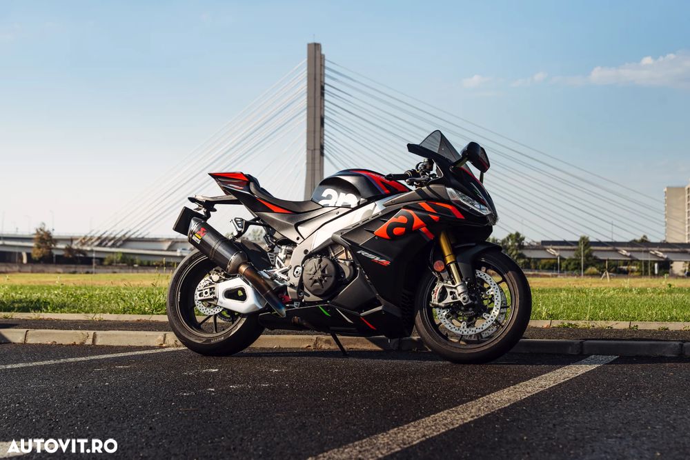 Aprilia RSV-4 Factory - 2