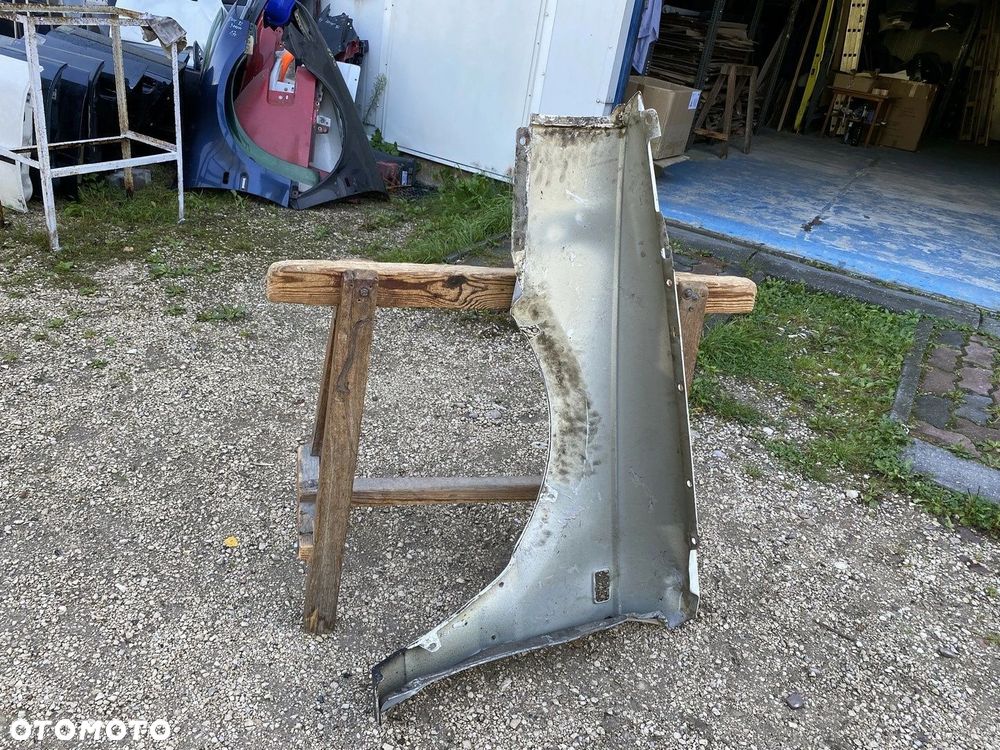 BŁOTNIK PRZEDNI PRAWY VW PASSAT B3 357821106 - 3
