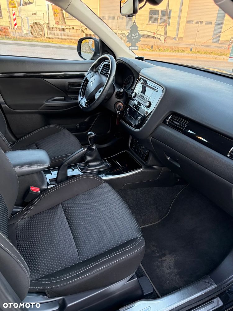 Mitsubishi Outlander 2.0 Invite + 2WD - 23