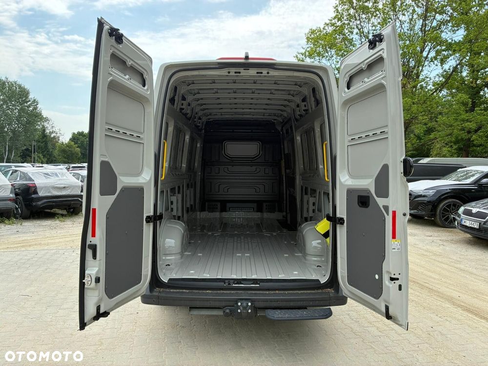 Volkswagen Crafter 35 Furgon z wysokim dachem 2,0 177 KM /Automatyczna r. o. 4490 mm - 12