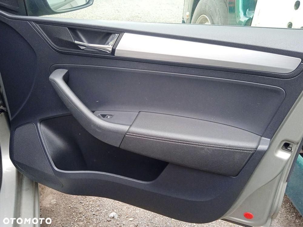 Boczek Lewych Prawych Przednich Drzwi Skoda Rapid - 1
