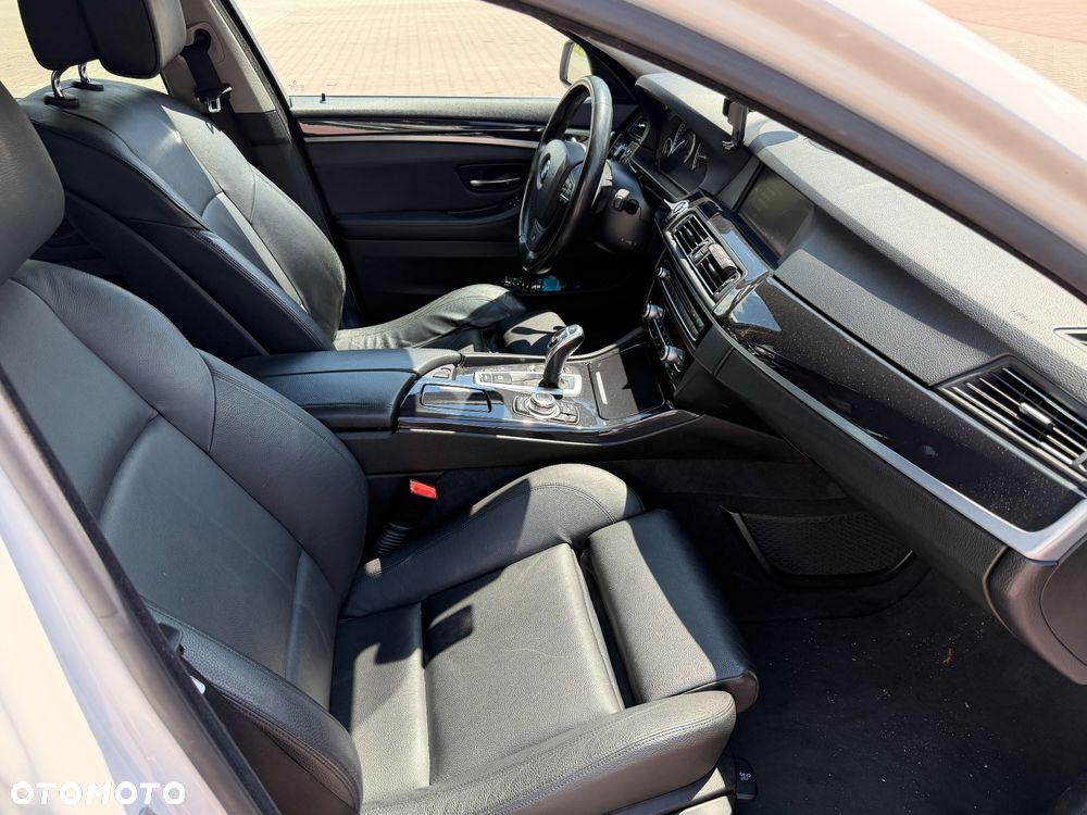 BMW Seria 5 528i Luxury Line - 11