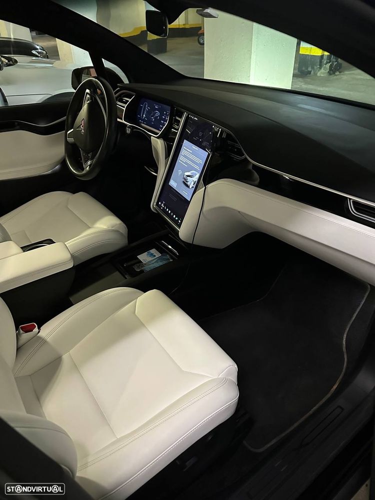 Tesla Model X - 10