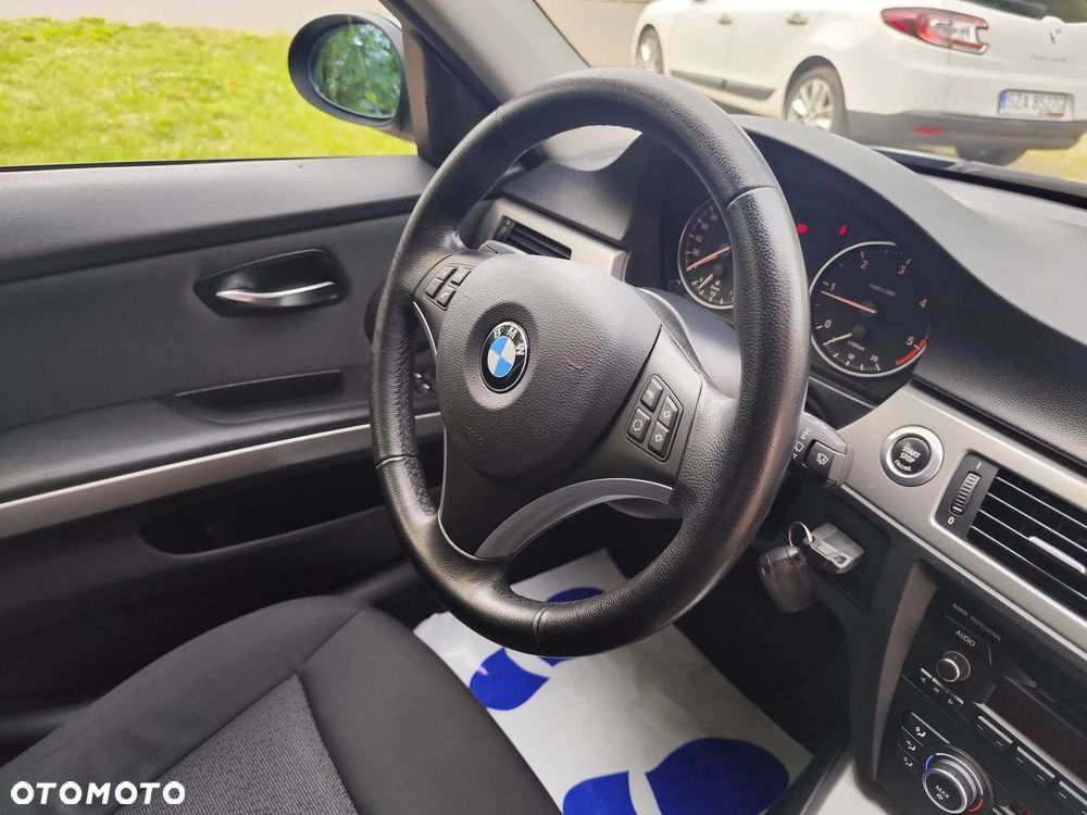 BMW Seria 3 320d DPF Touring - 22