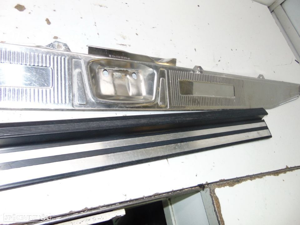 Mercedes w124 friso da mala em aço inox e pousa pes - 8