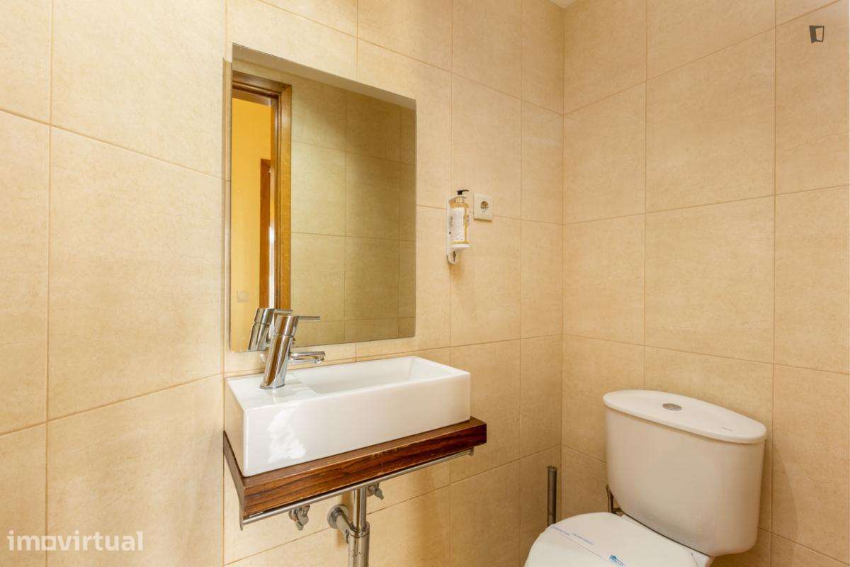 Quarto - localizado em Matosinhos Porto - Grande imagem: 3/6