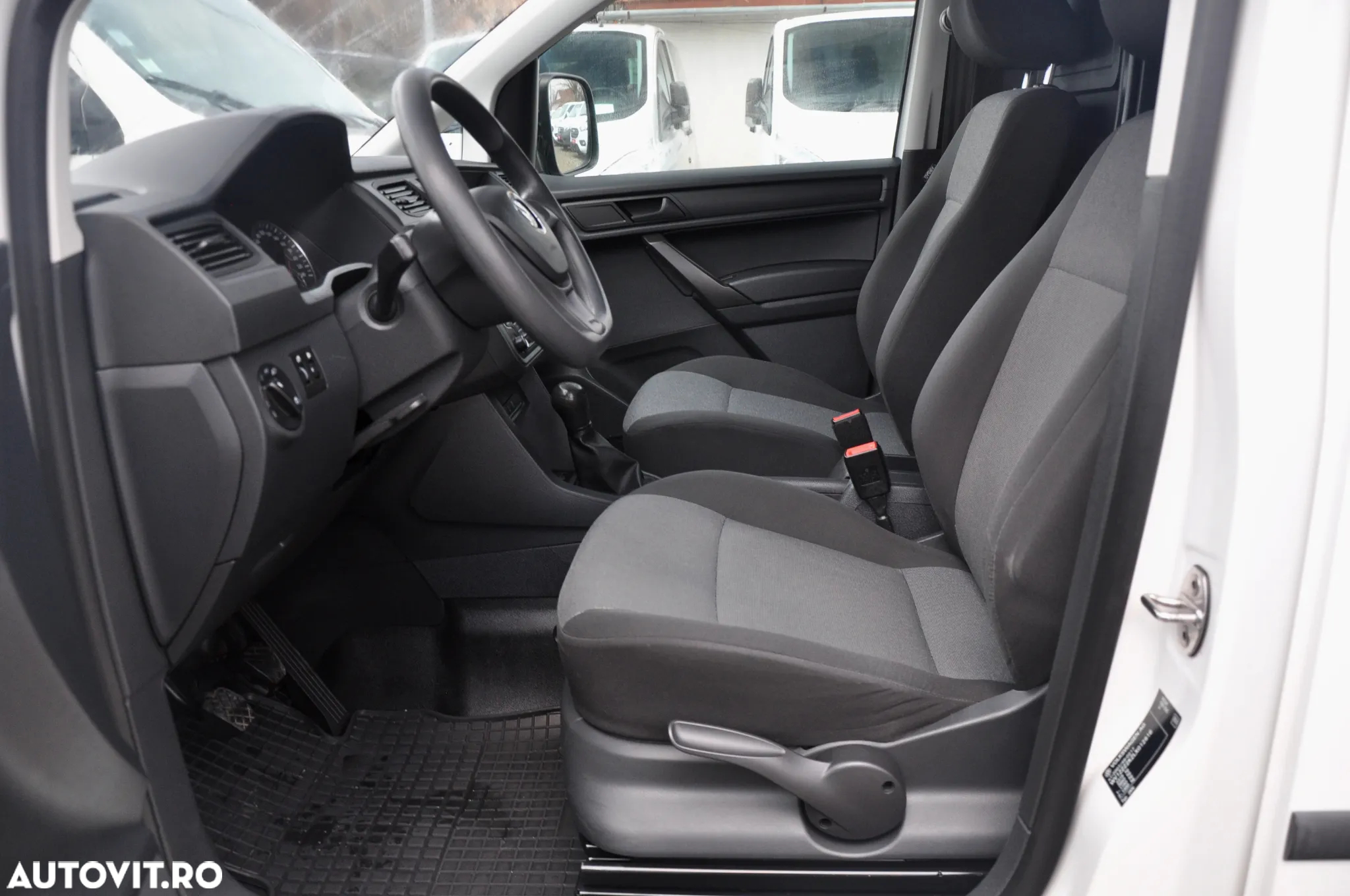 Volkswagen Caddy L2H1 Van - 16