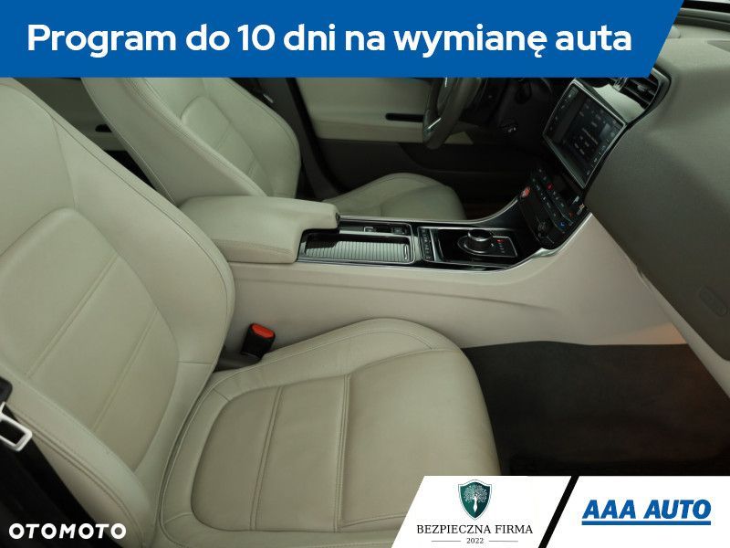 Jaguar XE - 9