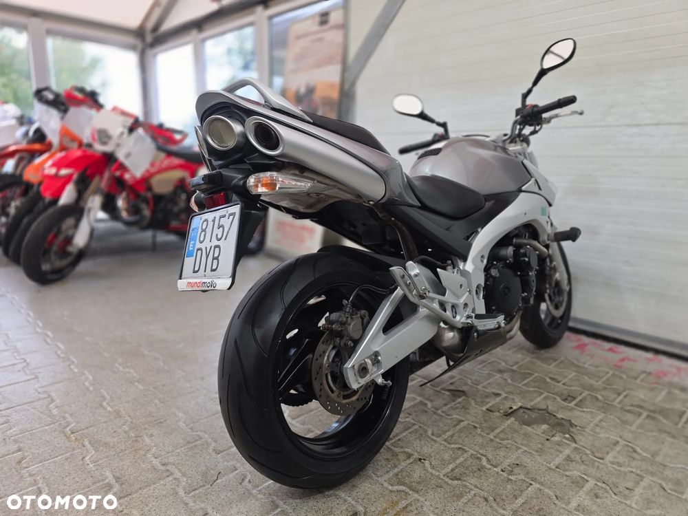 Suzuki GSR - 21