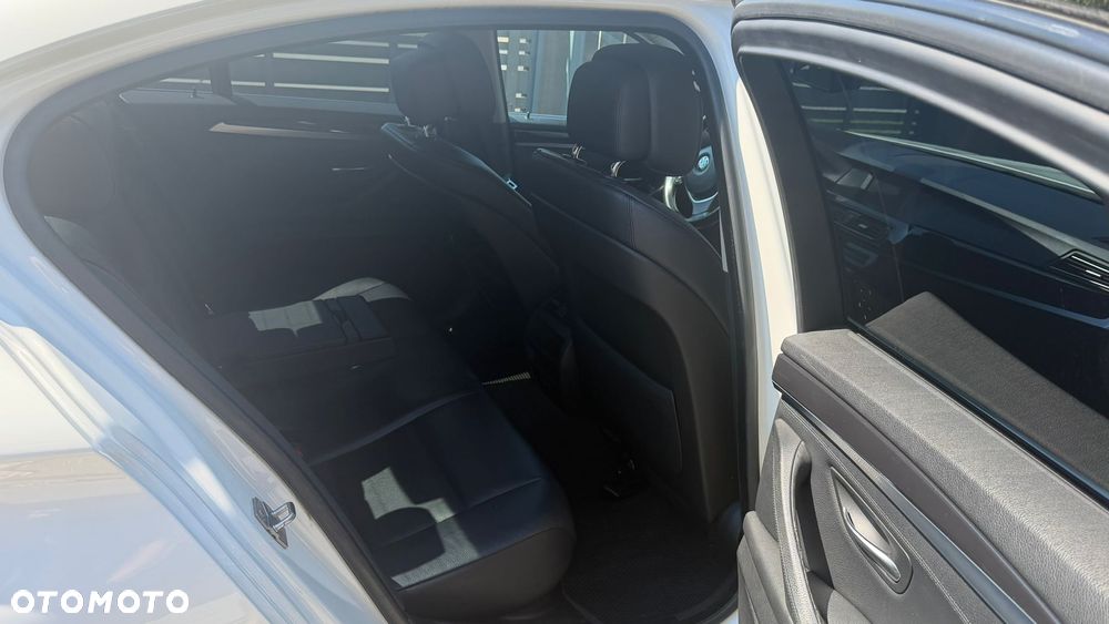 BMW Seria 5 520i - 13