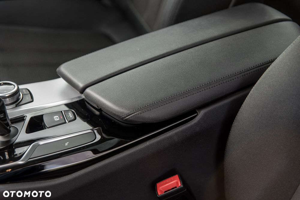 BMW Seria 5 525d - 32