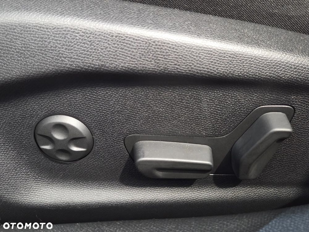 Peugeot 408 1.6 Plug-In Hybrid 180 GT EAT8 - 33