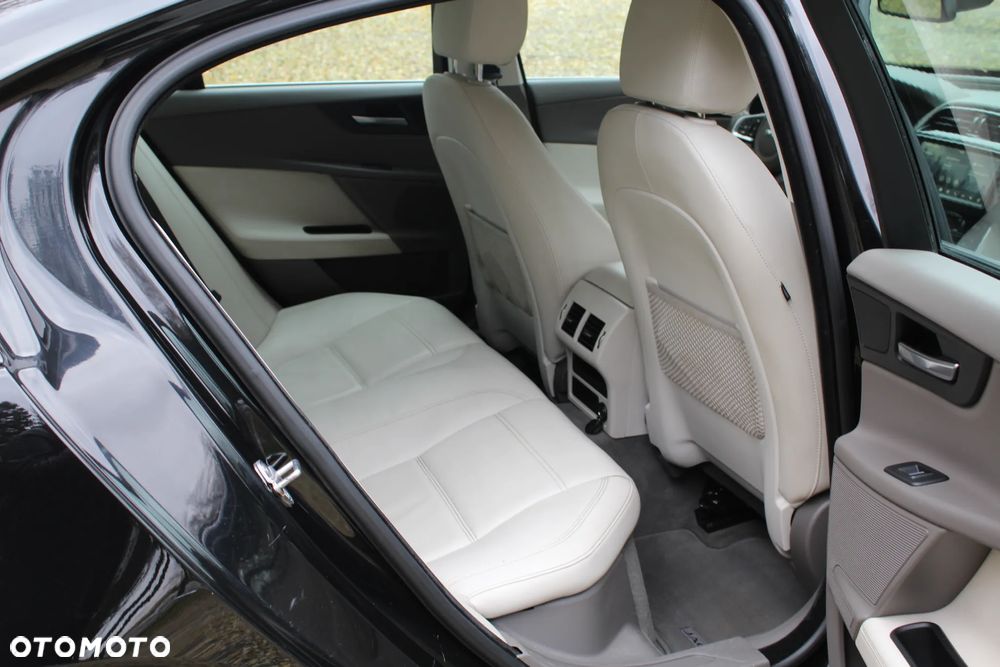 Jaguar XE 2.0 D Prestige - 10