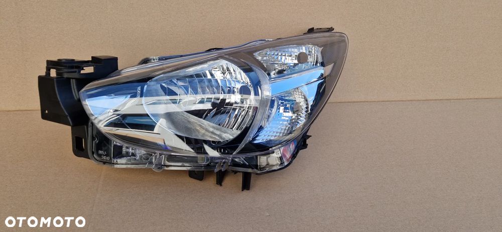 MAZDA 2 DJ 2014 - REFLEKTOR LAMPA PRZÓD LEWA EUROPA ORYGINAŁ OE - 3