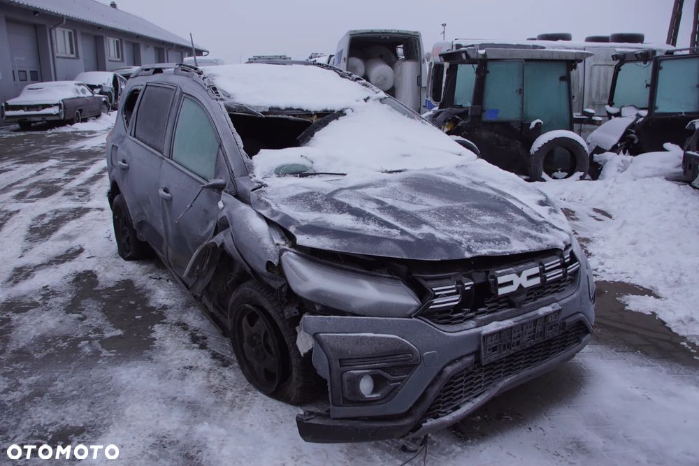 Auto na części - Dacia Jogger Lift 1.0 TCE 101 KM H4D480 2024R Silnik Skrzynia Drzwi Klapa Zderzak Lampa Klamka Szyba Relingi Deska Kokpit Sterownik Moduł Czujnik Licznik Kierownica Panel - 1